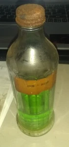 VINTAGE ANTIKE GLASFLASCHE MIT SCHRAUBVERSCHLUSS (1/4 VOLL WAFFE BLAU WIE AUF DEM ETIKETT STEHT) - Bild 1 von 4