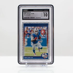 Football 2024 James Cook #29 Panini SCORE NFL Scorecard CGC 10 gemme ottime condizioni - Foto 1 di 4