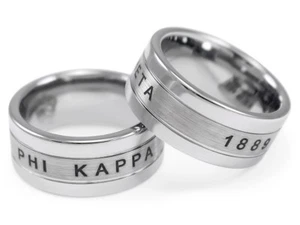 Anillo de tungsteno Phi Kappa Theta Fraternity con centro de acabado de cepillo - Imagen 1 de 1