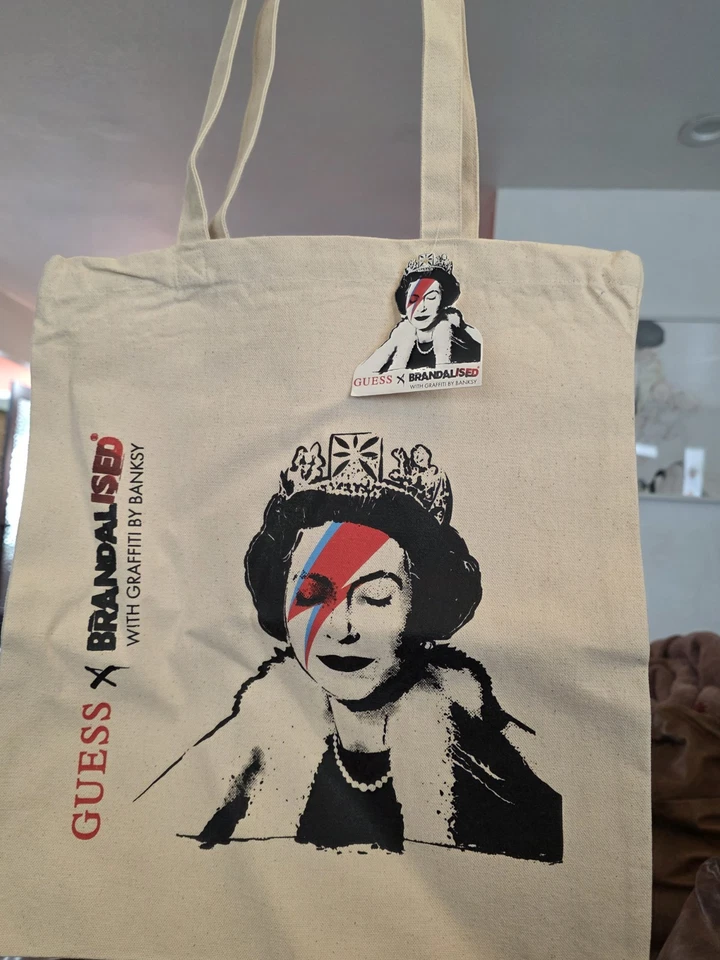 BOLSO GUESS X BRANDADO CON GRAFFITI DE BANKSY Foto 1 de 3