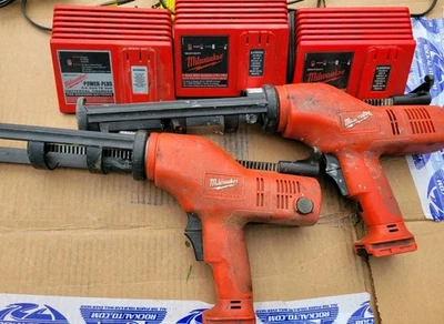 Dos pistolas adhesivas Milwakee Caulk, tres cargadores, Ni-CD/Ni-MH, 12v a 14,4V Foto 1 de 4