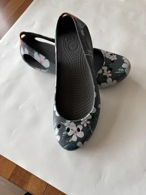 Sapatilhas Crocs Femininas Tamanho W8 Novo Chinelo Cinza Floral Elegante Confortável - Imagem 1 de 4