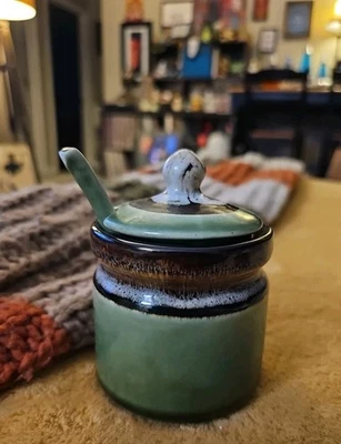 Plato de azúcar de cerámica vintage con tapa juego de cuchara verde marrón esmaltado 4,25" Foto 1 de 4