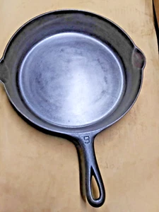 Vintage GRISWOLD Cast Iron SKILLET Frying Pan # 9 LARGE BLOCK LOGO 710 - Picture 1 of 4