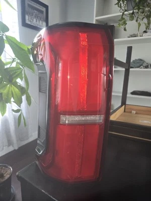 Conjunto de farol esquerdo OEM Toyota Tacoma 2024 off-road - Excelente estado - Imagem 1 de 4