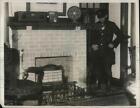 1931 Press Photo Police at home of Minne Dilley where she was slain by Thompson