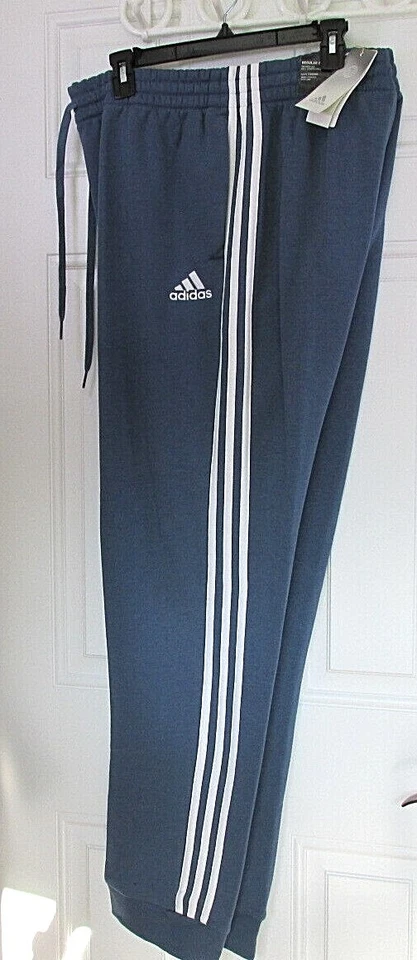 МУЖСКИЕ ADIDASESSENTIALS 3 ПОЛОСКИ ФЛИСОВАЯ ПОДКЛАДКА БЕГУНОВ БРЮКИ СМ. РАЗМЕРЫ И ЦВЕТ - Изображение 1 из 1