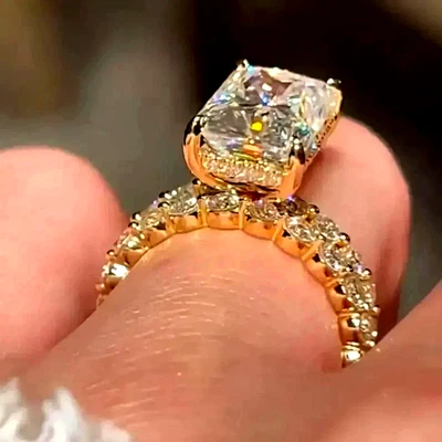 Conjunto de anillo de boda enchapado en oro amarillo de 14 quilates corte radiante de 3,00 quilates de moissanita Foto 1 de 4