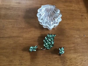 Vintage Emerald Green Brooch And Clip On Earrings/ Costume - Picture 1 of 5