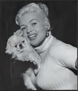 JAYNE MANSFIELD VINTAGE ORIGINAL PHOTO HOLLYWOOD ACTRESS 1957 POSES WITH HER DOG - Picture 1 of 2