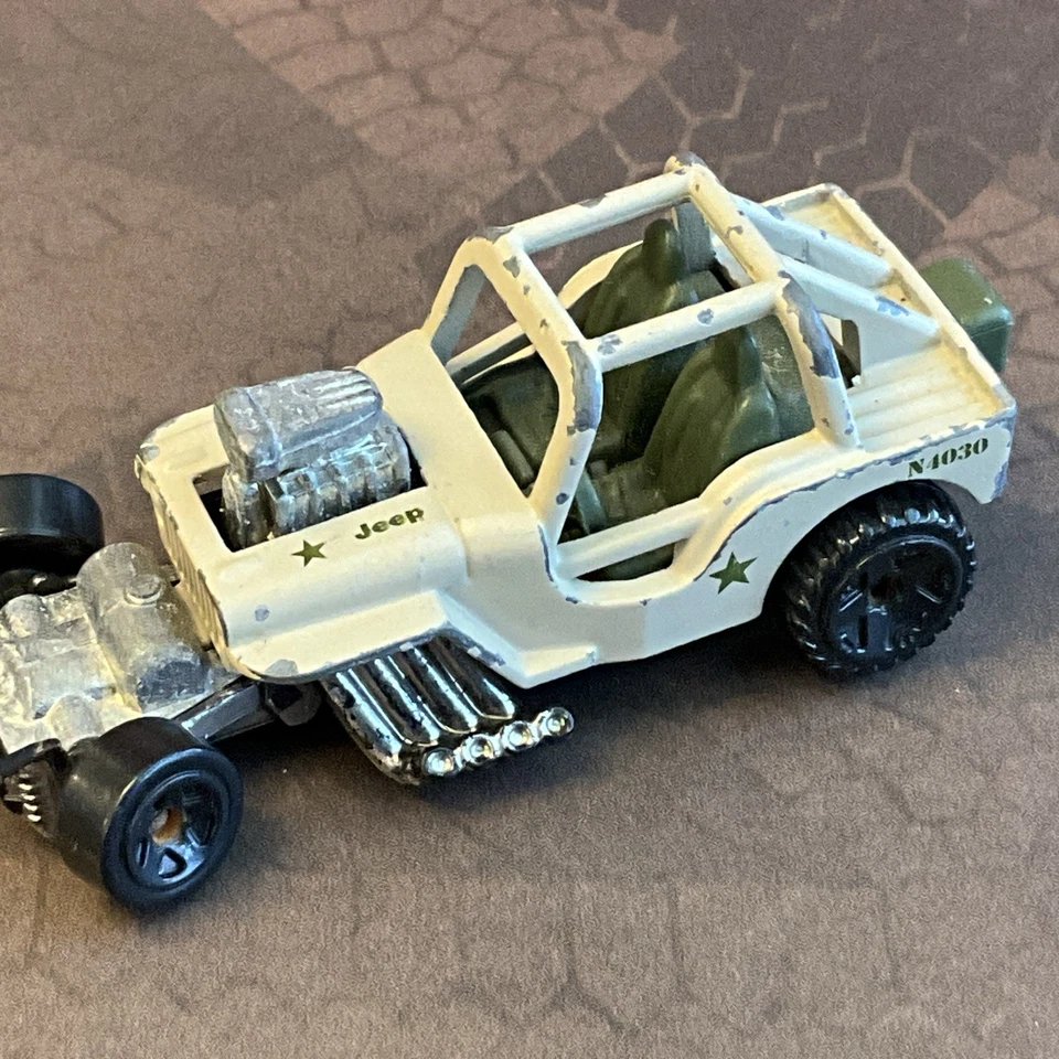 Jeep CJ-2A Diecast 1:64 Hot Wheels 2009 coche arena militar como está muy jugado Foto 1 de 4