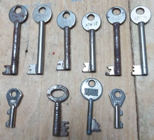 10x alte antike kleine Fassschlüssel für Schrankschlösser Kästen Möbel etc - Bild 1 von 5
