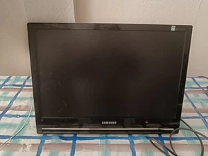 Wall mount Samsung LCD TV - Picture 1 of 8