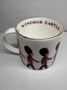 WINDSOR CASTLE GUARDSMEN MUG THE ROYAL COLLECTION RARE Fine Bone China England - Picture 1 of 7