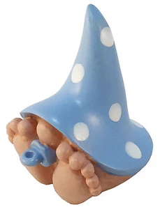 Estatuilla de gnomo bebé jardín de hadas ""Toby"" - con sombrero azul lunares - Imagen 1 de 12
