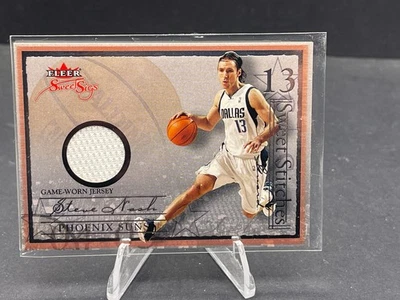 Reliquia Fleer Steve Nash Sweet Stitches 2004-05 #SST-SN, SN 096/132 CORTE DIFÍCIL DE ENCONTRAR Foto 1 de 2