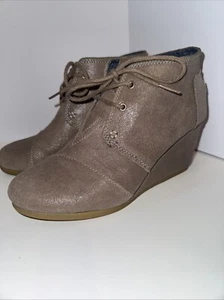 Toms Women’s Wedges Size US 8 Desert Wedge Taupe Oil Suede Lace Up - Picture 1 of 9