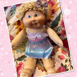 Muñeca de colección Cabbage Patch Kids Jesmar Girl HM3 cabello rubio miel ojos verdes - Imagen 1 de 19