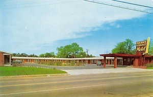 Holiday Terrace Motel Roadside Street View Valdosta,GA Vtg 1950's Postcard - Picture 1 of 2