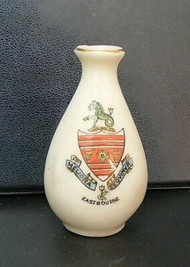 CARLTON Crested China - Miniature VASE - Crested for EASTBOURNE - Imagen 1 de 2