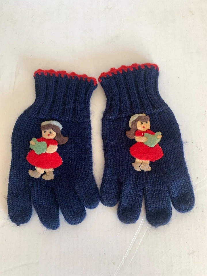 Guantes para niños tejidos a mano de colección con niña sosteniendo libro apliche hechos a mano 1949 Foto 1 de 4