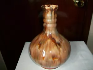 JARRÓN CEPILLO MCCOY ÓNIX MARRÓN 9 1/4" FORMA INUSUAL - Imagen 1 de 12