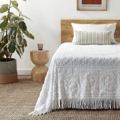 Novo Conjunto de Colcha e Facha Anthropologie White King Chenille Damasco - Imagem 1 de 4