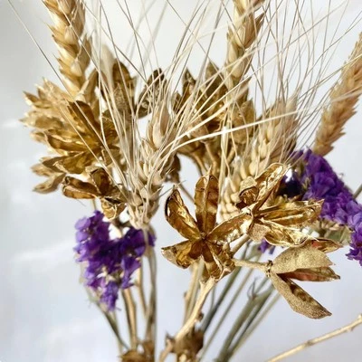 Buquê misto de flores secas roxo e dourado - Imagem 1 de 4