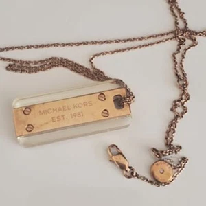 Collar de cadena larga con colgante de placa con logotipo de oro rosa Michael Kors - Imagen 1 de 7