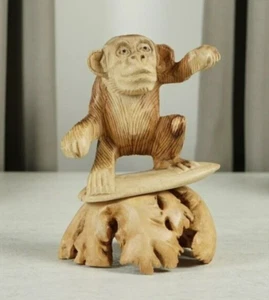 Scultura scimmia surf, animale, oceano, intaglio, base in legno, regalo per surfista - Foto 1 di 6