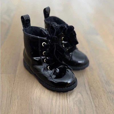 Botas negras de charol para bebé H&M 4.5 | Botines de combate forrados cálidos con cremallera de encaje de terciopelo Foto 1 de 4