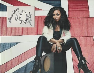 BEVERLEY KNIGHT SIGNED SMALL PHOTO MOUNT - Foto 1 di 1