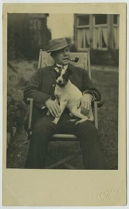 Gentleman à la pipe sur sa chaise longue. Chien Jack Russell. Dog. Harrogate. - Picture 1 of 1