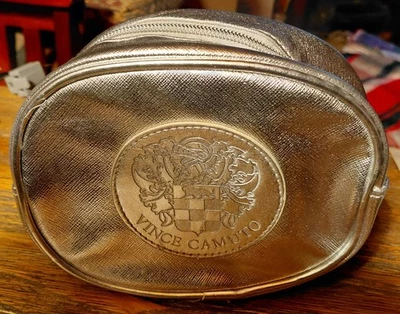 Bolsa Vince Camuto pequena prata com zíper - Imagem 1 de 4