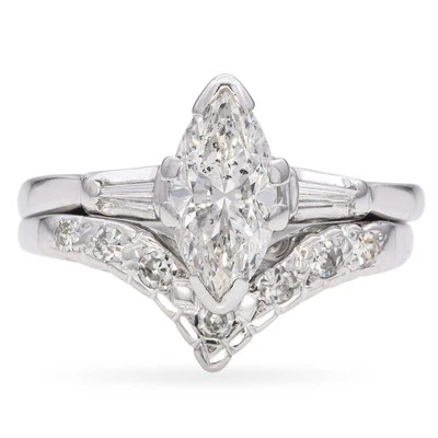 Anillo de compromiso de diamantes de talla marquesa de oro blanco con banda en forma de V a juego Foto 1 de 4