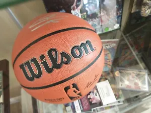 Baloncesto firmado por Wilson por Tyler Herro en caja certificado PSA viene con tarjeta - Imagen 1 de 2