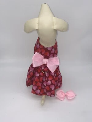 VESTIDO DE PERRO HECHO A MANO CORAZONES DE SAN VALENTÍN ARNÉS PARA PERRO PEQUEÑO LAZO DE PELO GRATIS Foto 1 de 4