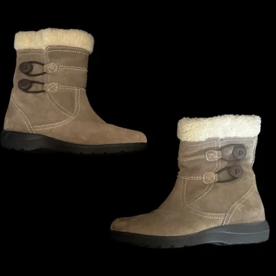 Botas planas Clarks beige gamuza piel sintética cremallera lateral botones talla 7,5 M para mujer Foto 1 de 4