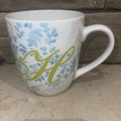 Pier 1 Imports AVA Initial 'H' Monogram 16 盎司压花蓝色花卉咖啡杯 — 第 1/4 张图片