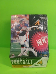 1997 PINNACLE FOOTBALL FABRIKVERSIEGELTE BOX MIT 18 PACKUNGEN/EPIX PRESSPLATTEN & MEHR - Bild 1 von 6