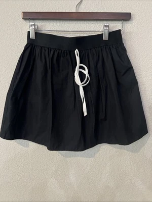Mini pantalón corto de tenis Miss Selfridge para mujer NEGRA de popelina plisada de tiro alto talla 6 Foto 1 de 4