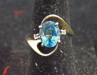 Anillo vintage de oro amarillo de 14k con topacio azul y diamantes talla 7 Foto 1 de 4