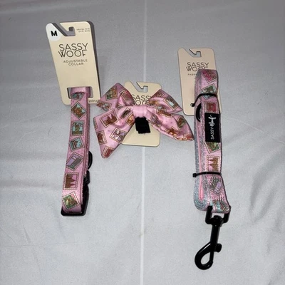 Juego de correa, cuello y lazo Sassy Woof diseño de sello de viaje rosa cuello talla M Foto 1 de 4