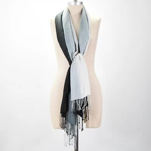 Foulard marché noir maison blanche rayonne douce gris ombre franges pashmina châle enveloppant - Photo 1/6
