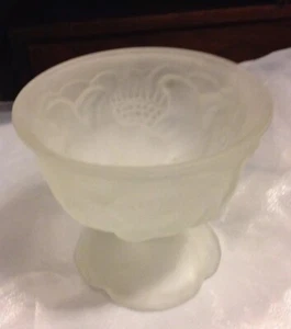 Pedestal Sherbet Vidrio Sherbet con flores en relieve Avon - Imagen 1 de 3