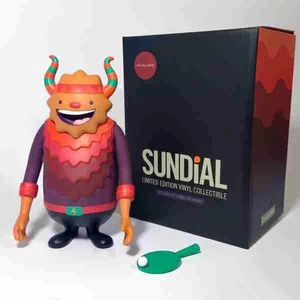 FIGURA VINILO DISEÑADOR RELOJ DE SOL CAMILO BEJARANO CRAZYLABEL - Imagen 1 de 2