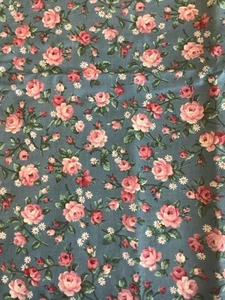 Vintage kleine rosa Rosen auf blau VIP Cranston Baumwollstoff 2 Yd 34" - Bild 1 von 2