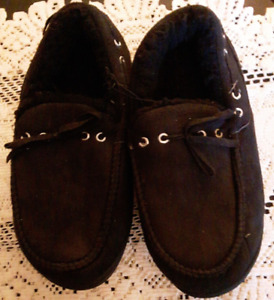 *Mens  slippers (9-10 med,) black nwot-BB99