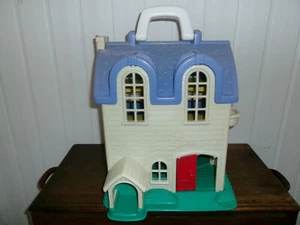 Vintage Fisher Price 1997  jouet maison familiale 5 personnages LITTLE PEOPLE - Picture 1 of 12
