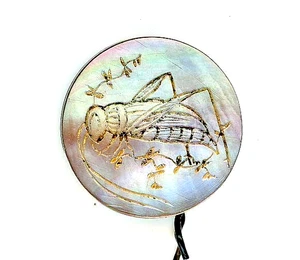 Medium Antique Pearl button with incised Gold filled Grasshopper - Picture 1 of 2